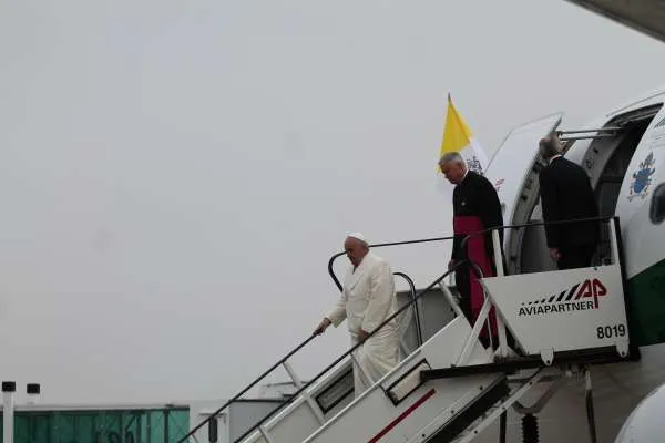 Papa Francesco scende dall'aereo durante uno dei suoi viaggi internazionali  / Alan Holdren / CNA 
