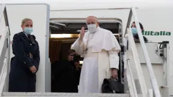 Papa Francesco durante un volo papale  / Archivio CNA