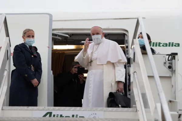 Papa Francesco durante un volo papale  / Archivio CNA