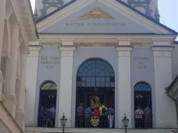 Porta dell'Aurora | La Porta dell'Aurora, a Vilnius, dove si trova l'icona di Maria Madre di Misericordia | AG / ACI Group