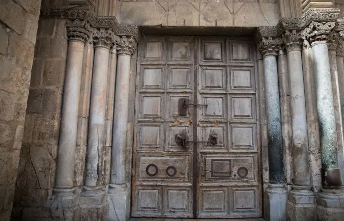 Le porte sbarrate della basilica del Santo Sepolcro  |  | Hadas Parush/Flash90/ da Terrasanta.net