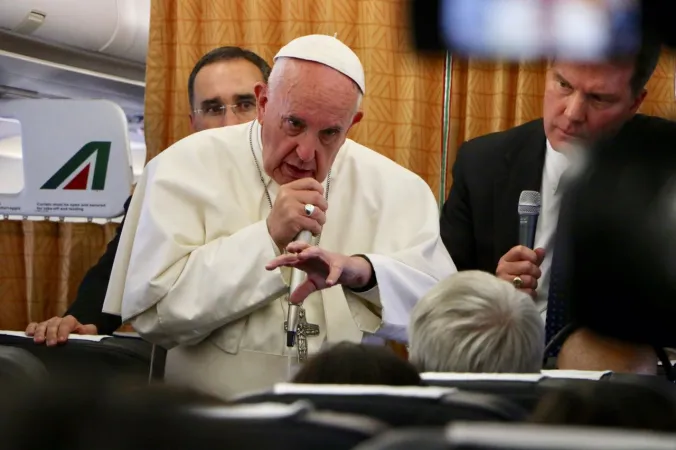 Papa Francesco a bordo del volo Cairo-Roma |  | Edward Pentin CNA