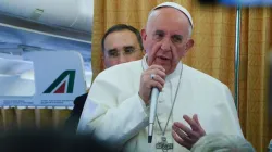 Papa Francesco durante un viaggio apostolico  / Archivio ACI Group