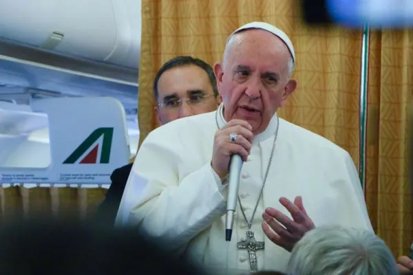 Papa Francesco durante un viaggio apostolico  / Archivio ACI Group