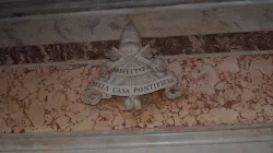 La targa all'ingresso degli uffici della Prefettura della Casa Pontificia / PD