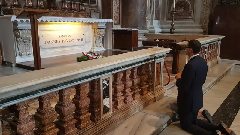 Il premier polacco Morawiecki | Il premier Morawiecki in preghiera davanti alla tomba di San Giovanni Paolo II, Basilica Vaticana, 4 giugno 2018 | Twitter della Presidenza del Consiglio Polacca - @PremierRP