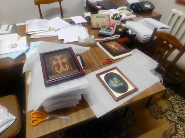 I regali preparati dalle suore armene dell'Immacolata Concezione per il seguito papale  | Andrea Gagliarducci / ACI Stampa 