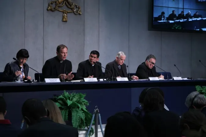 Briefing in Sala Stampa Vaticana | Padre Lombardi tiene il briefing di aggiornamento dei lavori del Sinodo in Sala Stampa vaticana, 12 ottobre 2015 | Bohumil Petrik / ACI Group