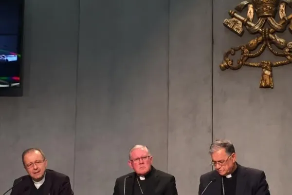 Briefing in Sala Stampa Vaticana, 19 ottobre 2015. Da sinistra a destra: il vescovo Solmi, il vescovo Coleridge, il Patriarca Twal / Marco Mancini / ACI Stampa
