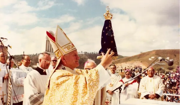 Giovanni Paolo II in Brasile con la immagine della Aparecida nel 1980  |  | opusdei.org