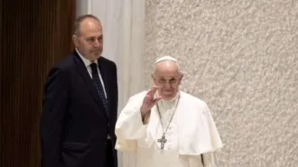 Coronavirus. Papa Francesco chiede scusa e saluta da lontano i fedeli presenti 