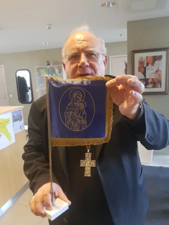 Arcivescovo Pedro Lopez Quintana | L'arcivescovo Pedro Lopez Quintana, nunzio apostolico nel Baltico, mostra la bandiera luterana con l'effige di Maria | Andrea Gagliarducci / ACI Stampa