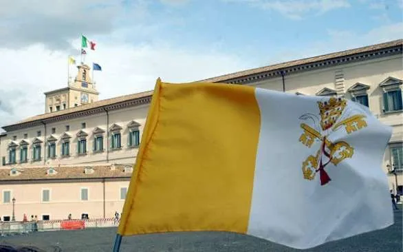 Italia - Santa Sede | La bandiera vaticana di fronte il Quirinale | pd