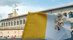 La bandiera vaticana di fronte il Quirinale / pd