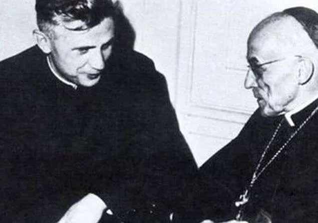 Il cardinale Frings e il suo perito teologico monsignor Joseph Ratzinger Foto: |  |  Dal Libro 