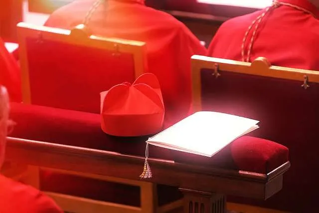 Le berrette rosse in attesa di essere imposte sui cardinali durante un recente concistoro | Elise Harris / CNA 