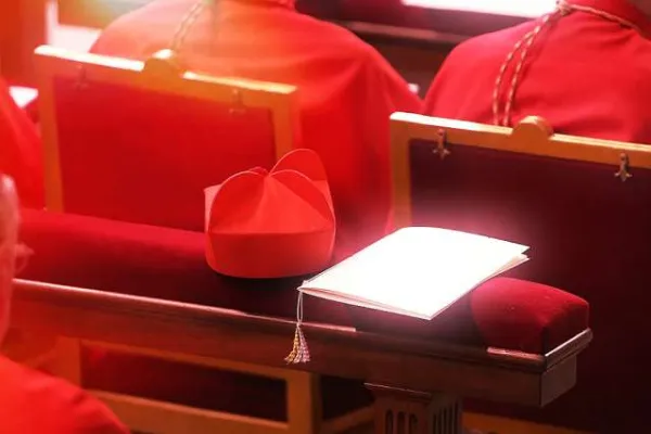 Le berrette rosse in attesa di essere imposte sui cardinali durante un recente concistoro / Elise Harris / CNA 