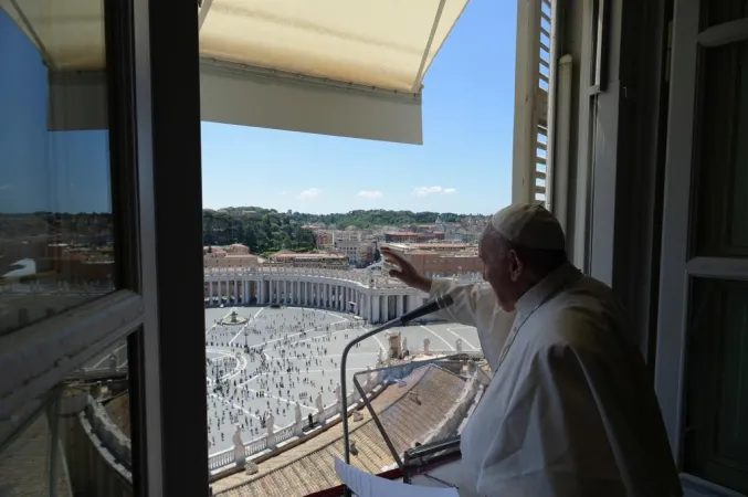 Papa Francesco guida il Regina Coeli in Piazza san Pietro  |  | Vatican Media