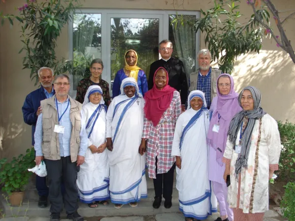 Padre Giovanni Scalese | Padre Scalese con un gruppo di religiosi in Afghanistan nel 2018 | cortesia di Padre Scalese