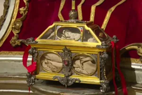 Il reliquiario che contiene la tunica insanguinata di San Thomas Becket, custodito nella Basilica di Santa Maria Maggiore / Tv2000