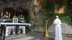 Papa Francesco prega davanti alla Grotta di Lourdes / Vatican Media