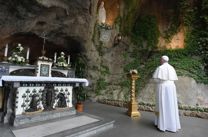 Papa Francesco prega davanti alla Grotta di Lourdes | Papa Francesco prega davanti alla Grotta di Lourdes | Vatican Media