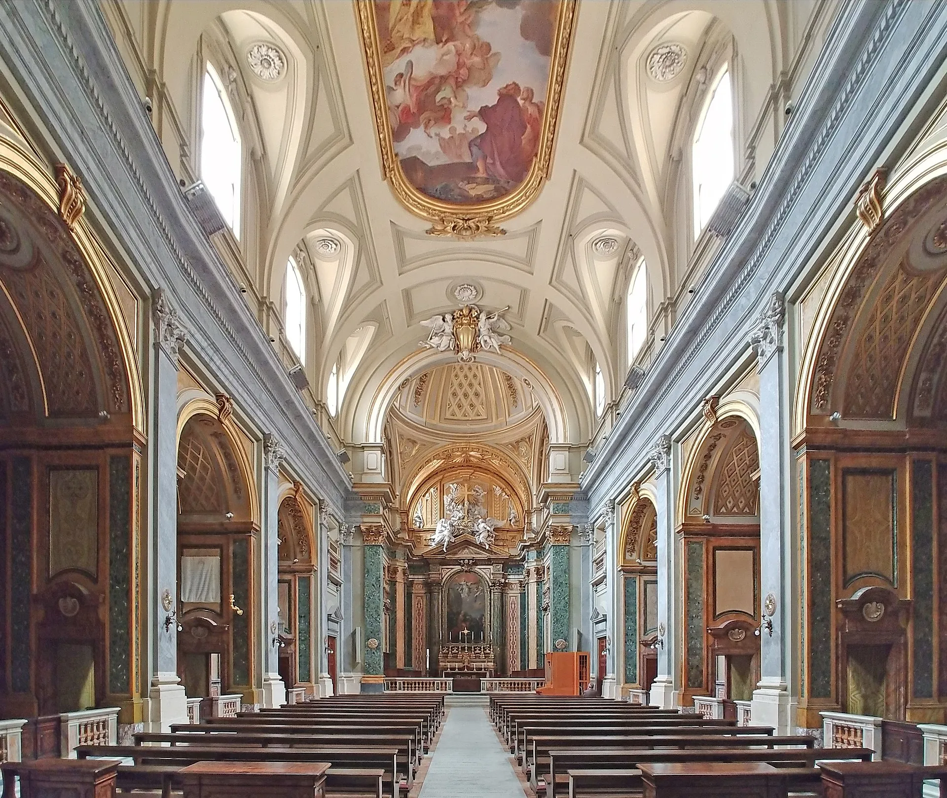 L'interno della basilica