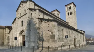 Cristiani perseguitati, il 30 maggio in rosso Sant'Abbondio a Como
