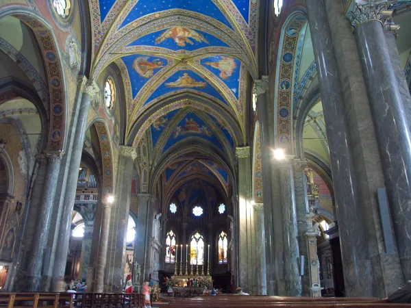 L'interno di Santa Maria della Minerva |  | Wikimedia commons