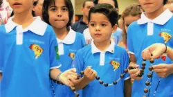 Bambini che recitano il Rosario / ACS