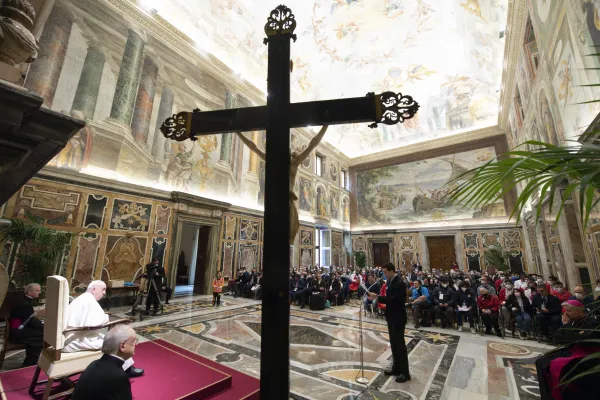 Papa Francesco con i membri della Fondazione Italiana Autismo, 1 aprile 2022 / Vatican Media / ACI Group
