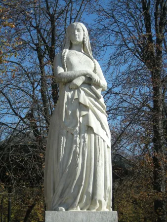 La statua di Santa Genoveffa al Giardino di Luxembourg a Parigi | Wikimedia Commons