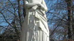 La statua di Santa Genoveffa al Giardino di Luxembourg a Parigi / Wikimedia Commons