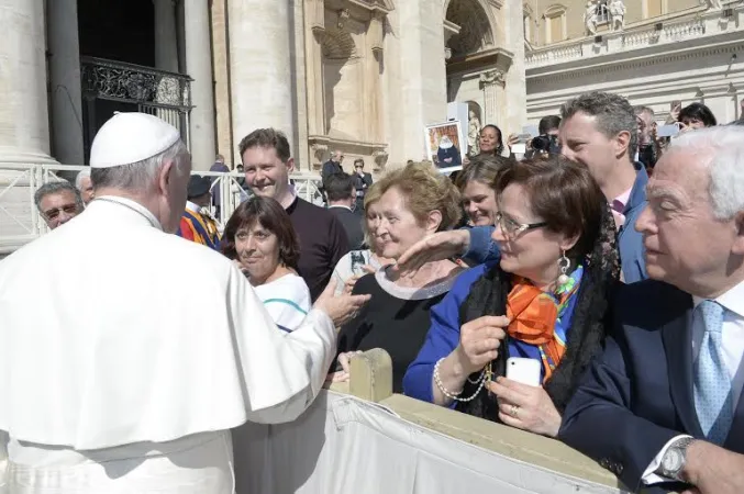 Papa Francesco, udienza generale | Papa Francesco saluta alcune persone al termine dell'udienza generale  | L'Osservatore Romano / ACI Group
