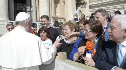 Papa Francesco saluta alcune persone al termine dell'udienza generale  / L'Osservatore Romano / ACI Group