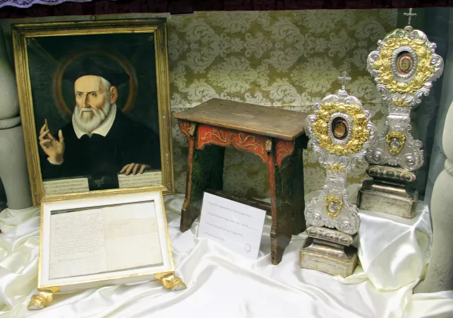 Un ritratto e alcune reliquie di San Filippo Neri  |  | Wikimedia commons