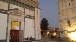 Santa Maria delle Carceri, la piazza dei giovani per la visita / Andrea Gagliarducci / ACI Stampa