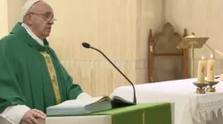Papa Francesco durante una Messa a Santa Marta / LOR