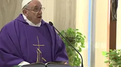 Papa Francesco durante un Messa nella Domus Sanctae Marthae / CTV