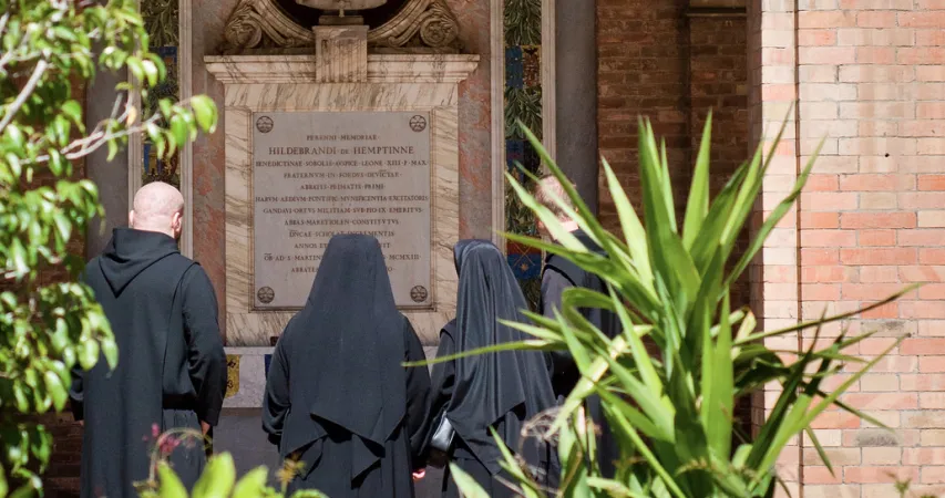 Religiosi in preghiera nel chiostro di Sant' Anselmo |  | Università San'Anselmo
