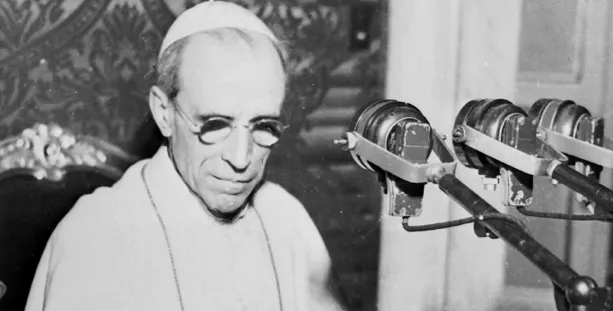 Papa Pio XII | Una immagine di Papa Pio XII pronto a parlare in radio | papapioxii.it