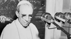 Una immagine di Papa Pio XII pronto a parlare in radio / papapioxii.it