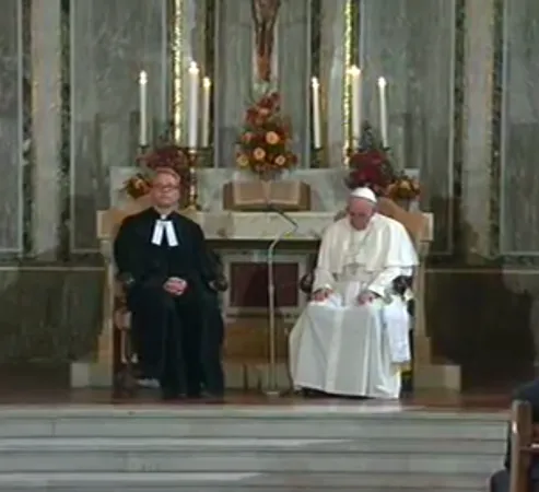 Papa Francesco visita la Kristus Kirche | Papa Francesco e il pastore Kruse nel momento della preghiera alla Kristus Kirche  | CTV