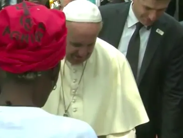 Papa Francesco al Campo Profughi di Bangui | Papa Francesco riceve il dono di un bambino nel Campo Profughi di Bangui | CTV