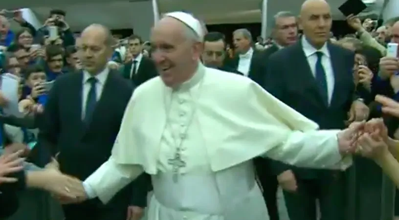 Papa Francesco incontra MCL | Papa Francesco arriva all'incontro con i membri del Movimento Cristiano Lavoratori, Aula Paolo VI, 16 gennaio 2016  | CTV