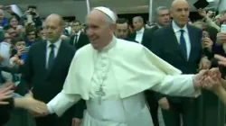 Papa Francesco arriva all'incontro con i membri del Movimento Cristiano Lavoratori, Aula Paolo VI, 16 gennaio 2016  / CTV