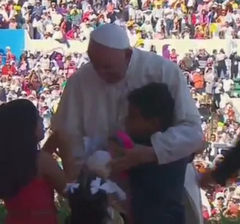 Papa Francesco a Tuxtla Gutierrez | Papa Francesco accolto da due bambini alla stadio Reyna de Tuxtla Gutierrez, 15 febbraio 2016 | CTV