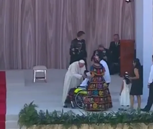 Papa Francesco a Tuxtla Gutierrez | Papa Francesco saluta Manuel, adolescente con distrofia, a Tuxtla Gutierrez | CTV