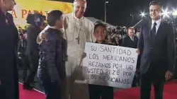 Papa Francesco al momento dei saluti, aeroporto di Juarez  / CTV