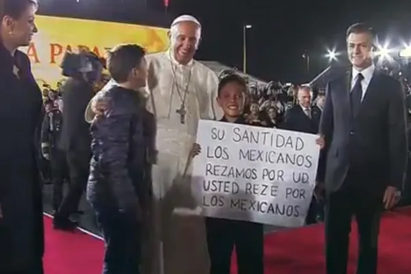 Papa Francesco al momento dei saluti, aeroporto di Juarez  / CTV